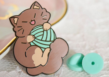 Load image into Gallery viewer, Pin: Kittens &amp; Yarn
